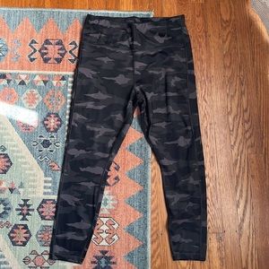 Athleta Ultimate Camo 7/8 Tight / Leggings, barely worn